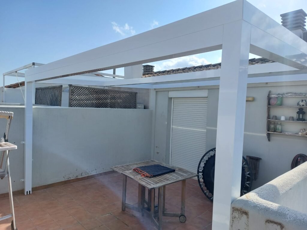 Pérgola metálica exterior con cubierta