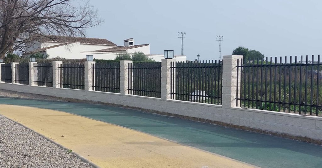 Espacio exterior cubierto con estructura metálica