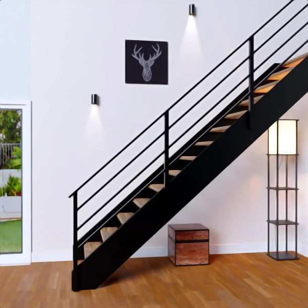 Escalera metálica interior con peldaños de madera