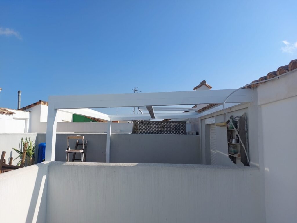 Terraza exterior con estructura metálica blanca