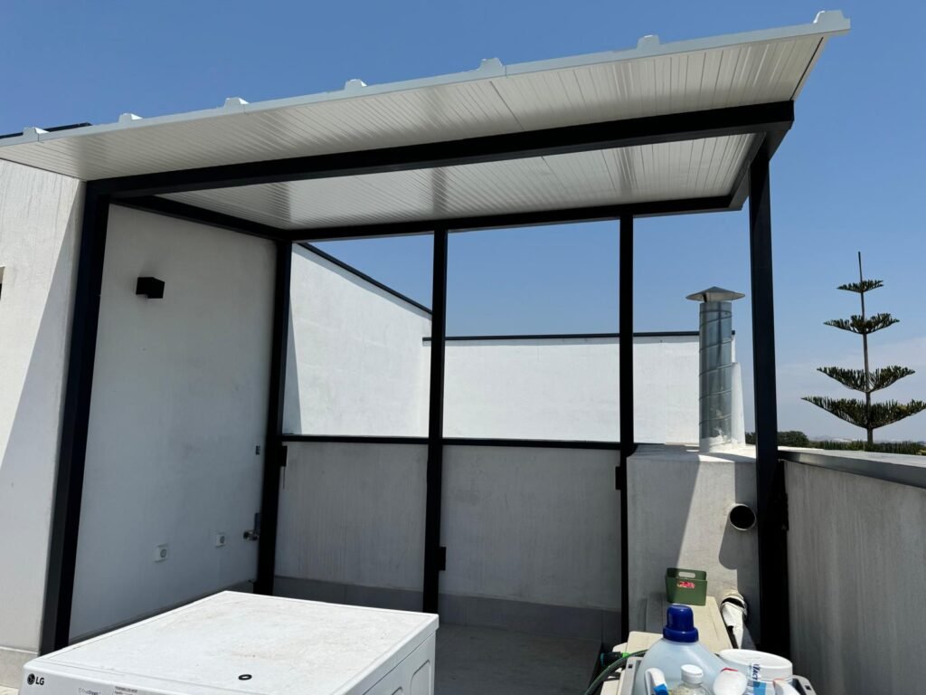 Cerramiento metálico con estructura acristalada